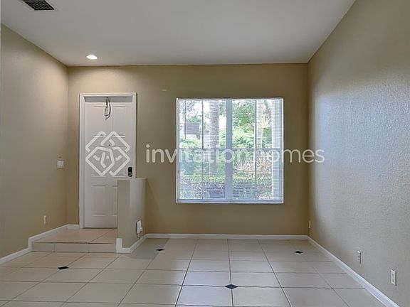 5th image of 1125 E Magnolia Cir