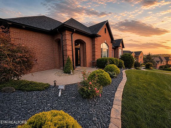 2nd image of 421 Saddle Ridge Dr