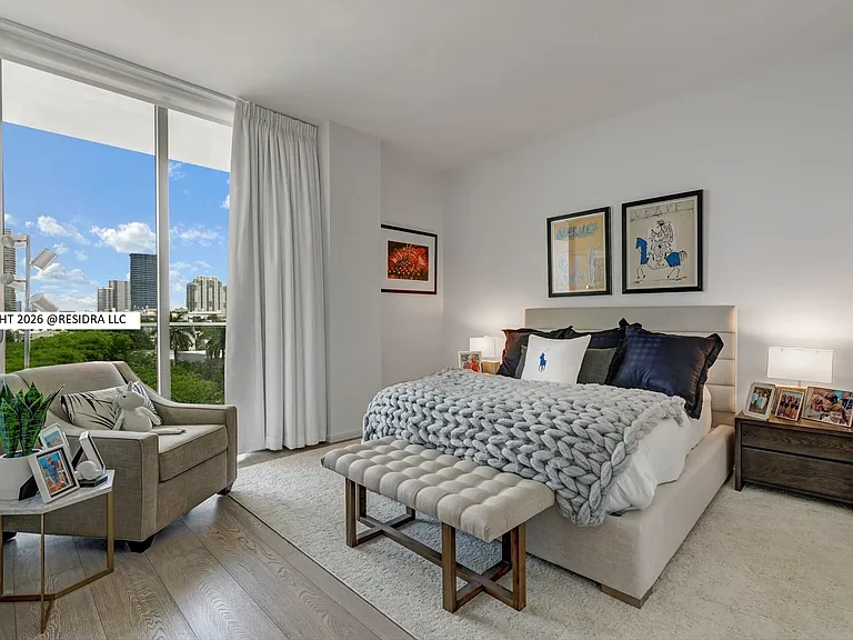 300 Collins Ave — Photo 2