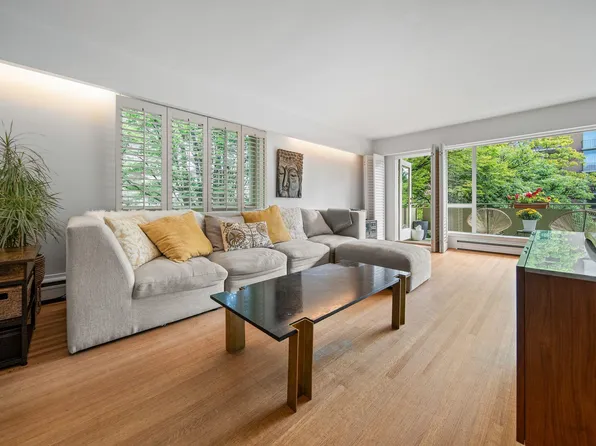 5475 Vine St #204, Vancouver, BC V6M 3Z7
