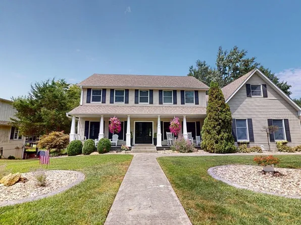 2045 Twin Pines Dr, Sedalia, MO 65301