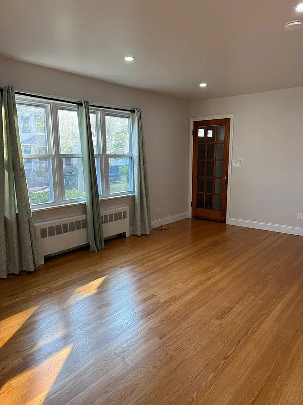 3 bed, 1.0 bath, 2500 sqft, $2,400 — Photo 1