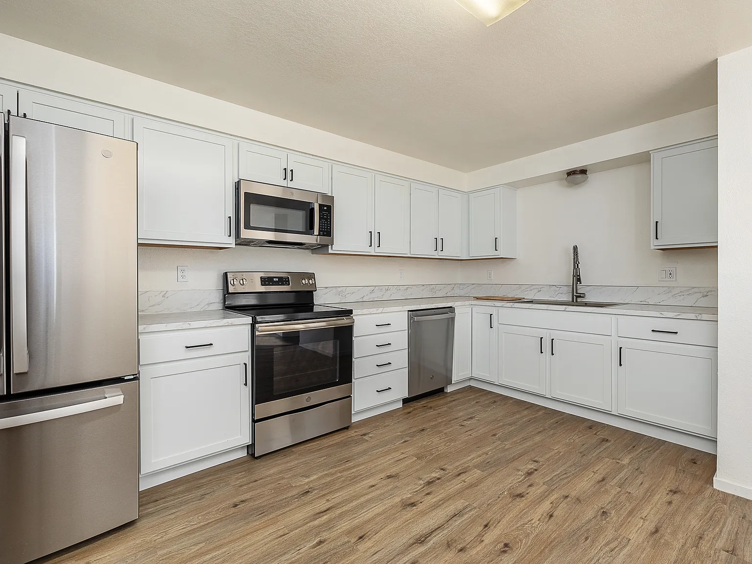 2 bed, 884 sqft, $1,800 — Photo 4