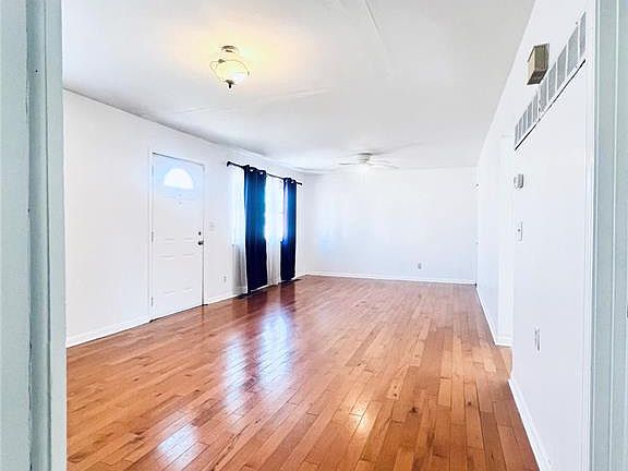 3rd image of 1608 Ville Cecelia Ln