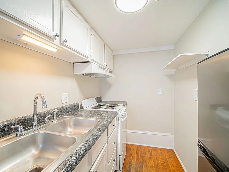 Victorian Village Apartments — Photo 6