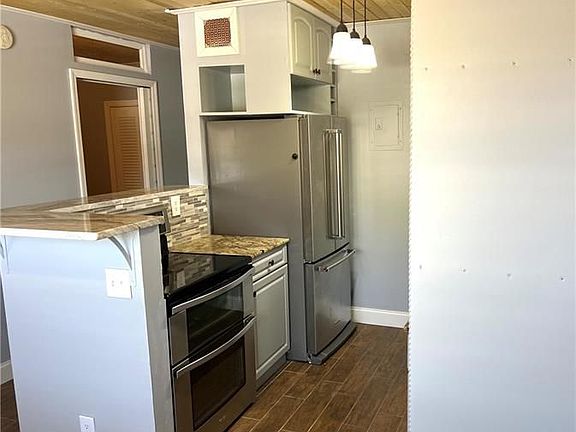 3rd image of 1004 Pine Dr APT 103