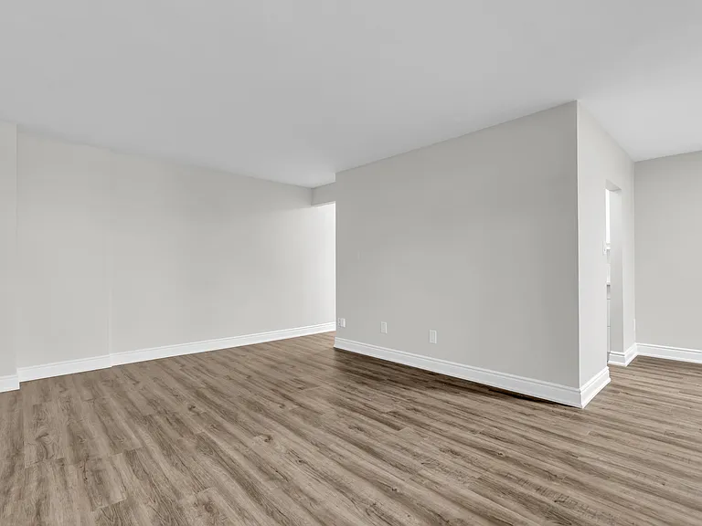 3189 King St E — Photo 38