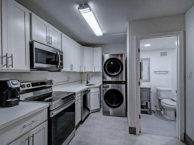 Admiral Apartments — Photo 18