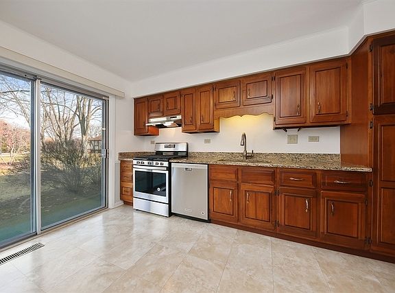 3rd image of 27 Algonquin Dr APT 1