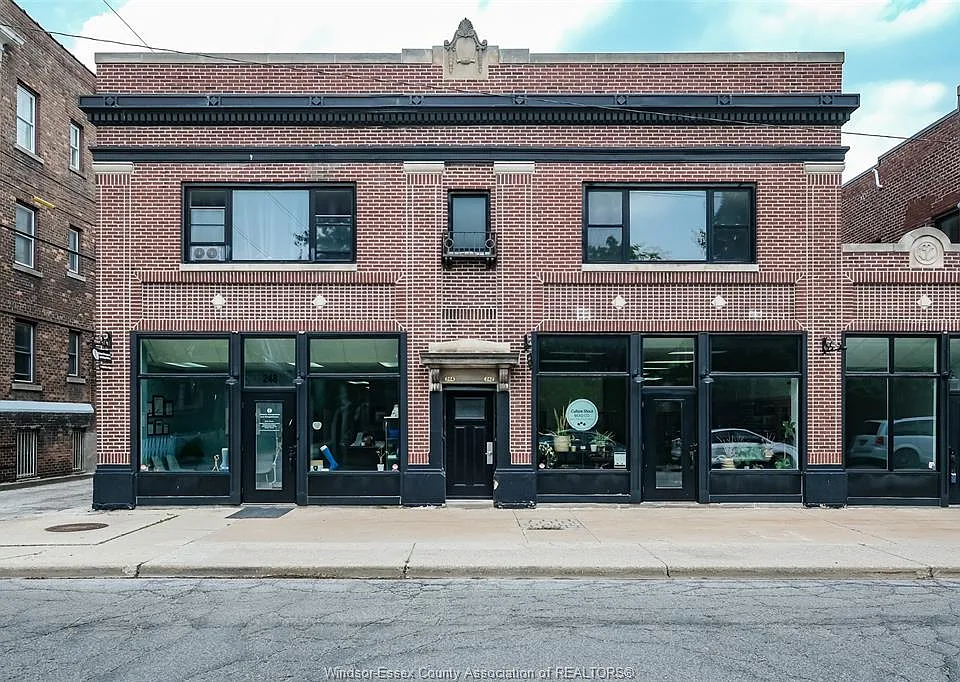 220 Erie St W