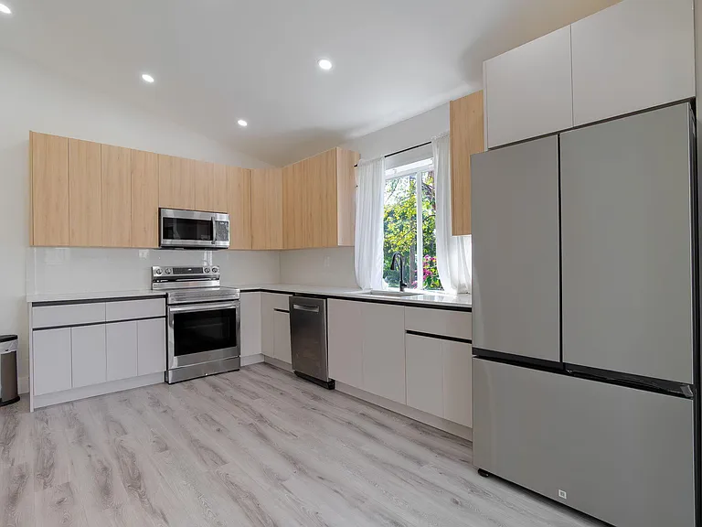 113 SE 8th Ave — Photo 7