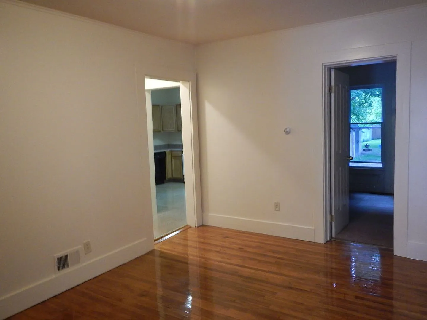 417 Cherry Apt 1 - Available 7/1/27 - First Floor Apartment Close To Neighborhood Park — Photo 1
