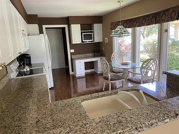 2nd image of 4513 Ravenwood Dr
