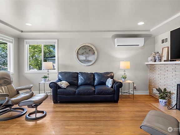 4th image of 2733 Sylvan Drive W