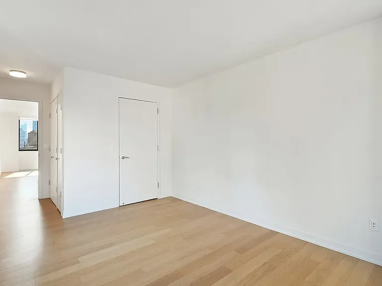 Columbus Cir #N12F — Photo 10