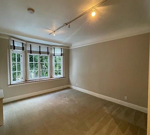 Nob Hill Place ~ Newly renovated residences! ~ Plush carpet bedrooms, track lighting, natural lighting with San Francisco city views, crown molding, two tone paint,