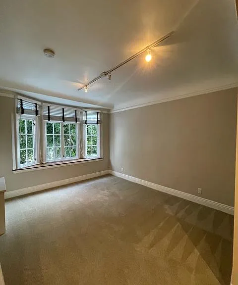 Nob Hill Place ~ Newly renovated residences! ~ Plush carpet bedrooms, track lighting, natural lighting with San Francisco city views, crown molding, two tone paint,