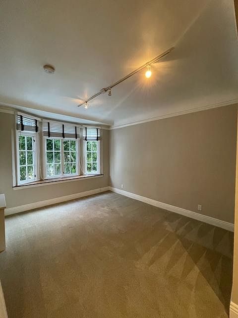 Nob Hill Place ~ Newly renovated residences! ~ Plush carpet bedrooms, track lighting, natural lighting with San Francisco city views, crown molding, two tone paint,