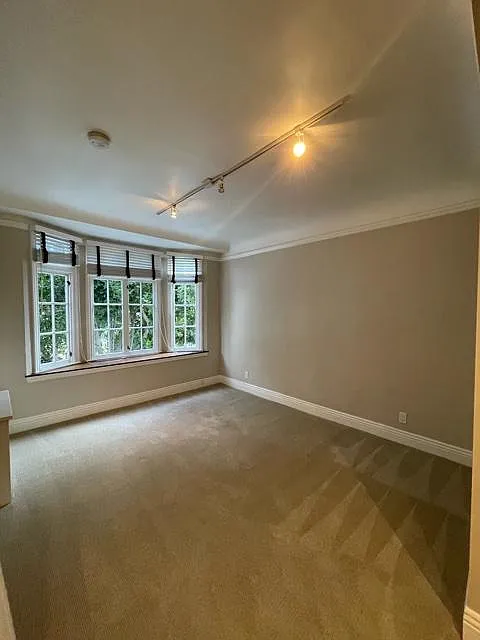 Nob Hill Place ~ Newly renovated residences! ~ Plush carpet bedrooms, track lighting, natural lighting with San Francisco city views, crown molding, two tone paint,