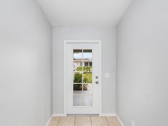 3rd image of 741 Alee St E