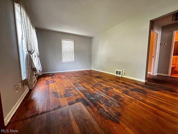 4th image of 5132 Strawberry Ln