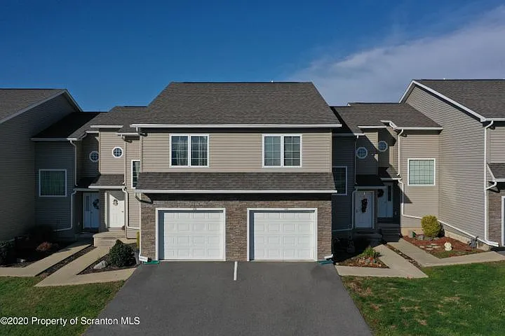 658 S Keyser Ave — Photo 1