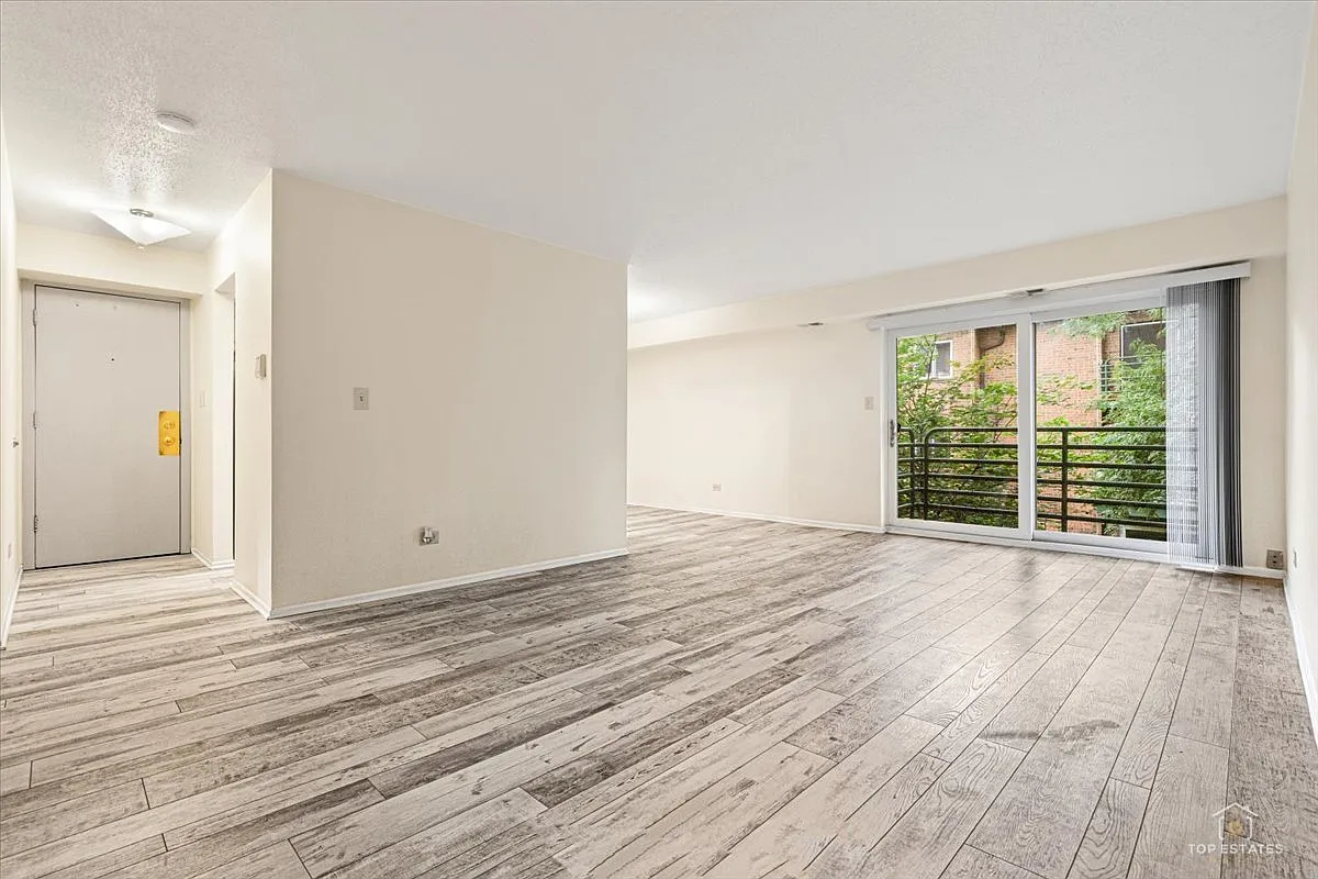 2 bed, 1.5 bath, 900 sqft, $1,800 — Photo 3