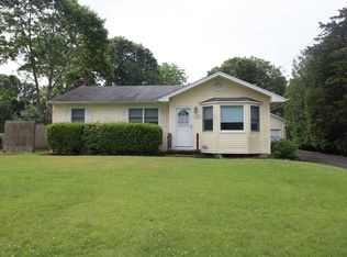 30 School St, Hampton Bays, NY 11946