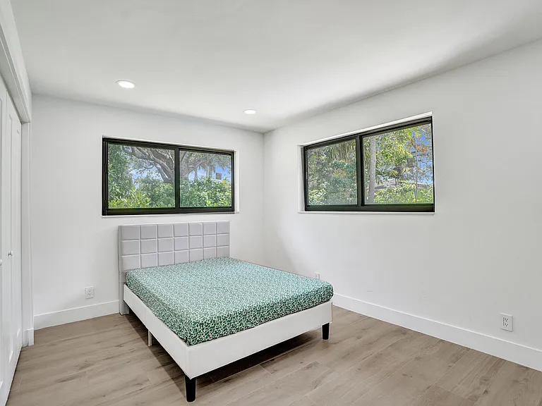 840 SW 3rd St — Photo 32
