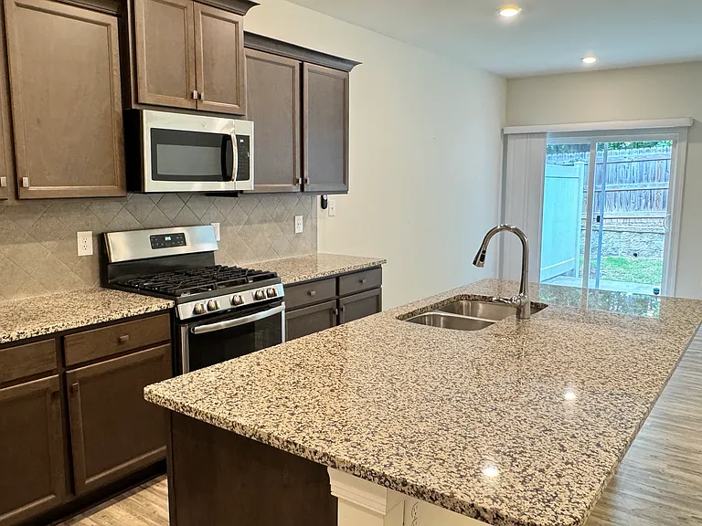 409 Lionel St — Photo 6