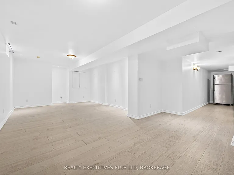 389 Wright Cres — Photo 32