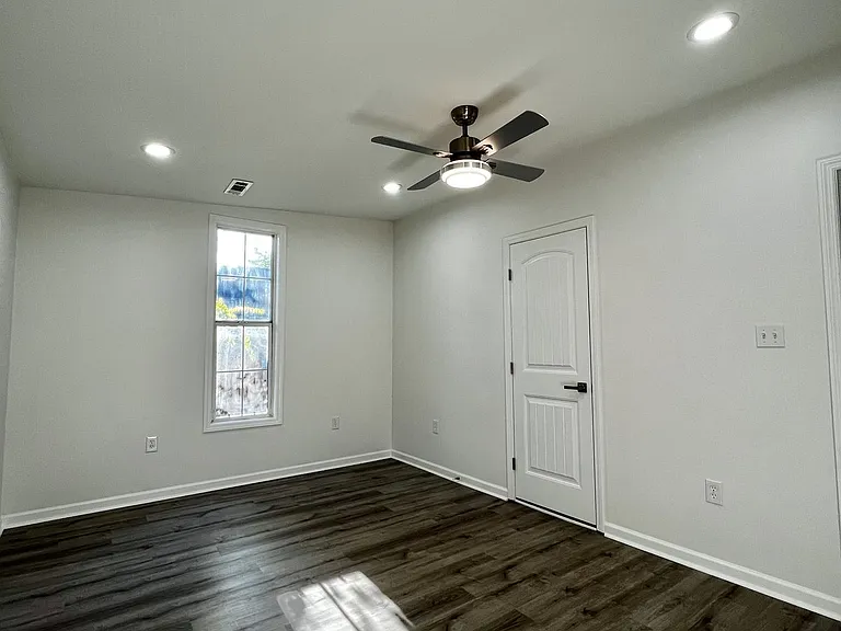 947 Clark St — Photo 22