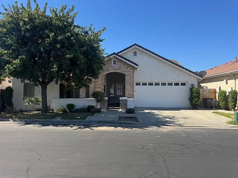 845 E Green Acres Dr — Photo 1