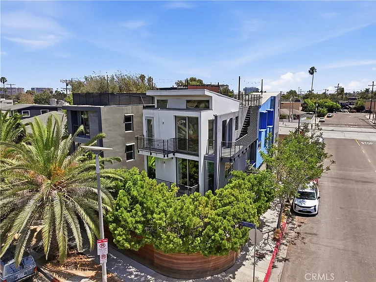 404 Grand Blvd — Photo 2