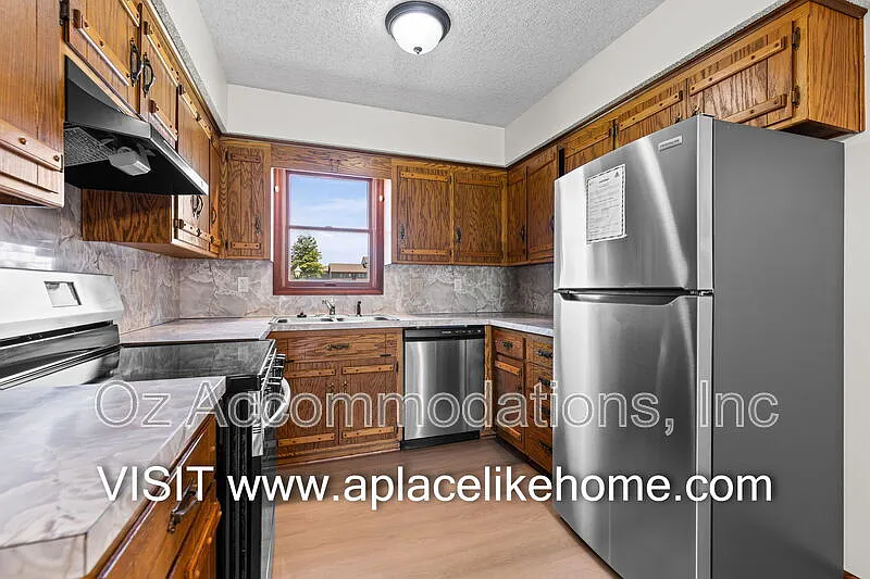 3 bed, 1.5 bath, 1324 sqft, $1,350 — Photo 4