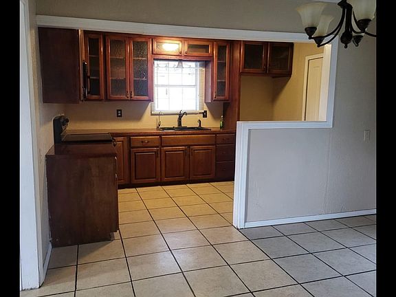 5th image of 814 W C Ave