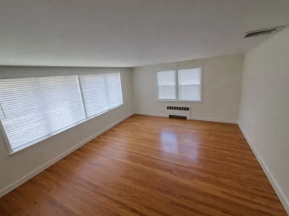 61 Oakley Ln, Waltham, MA 02452