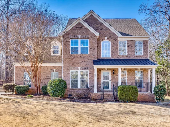 209 Squirrel Ln, Lake Wylie, SC 29710