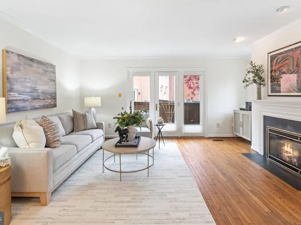 514 Colecroft Ct, Alexandria, VA 22314
