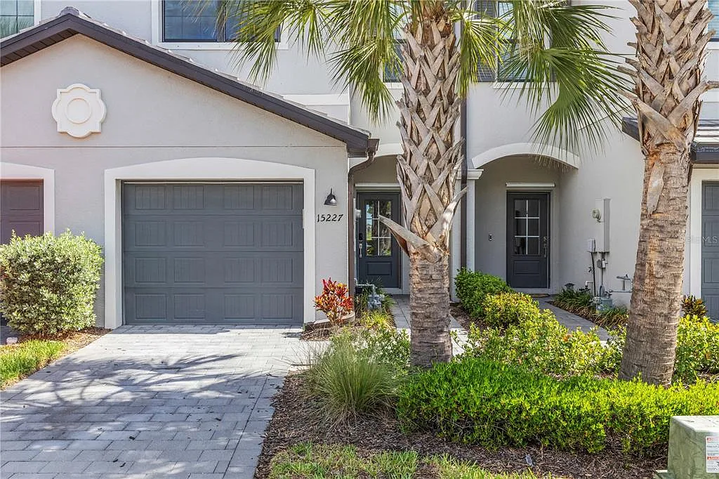 3 bed, 2.5 bath, 1925 sqft, $3,000 — Photo 1