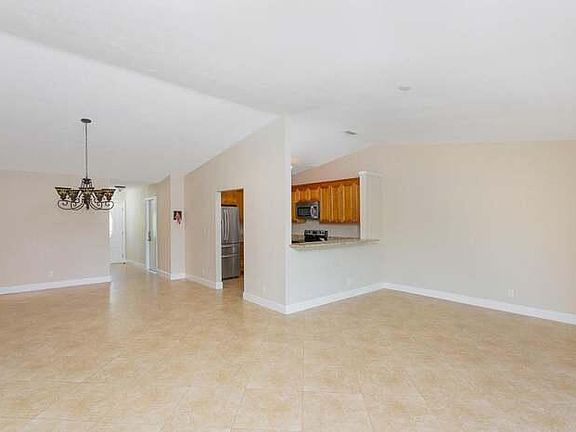 4th image of 39 Mayfair Ln #0