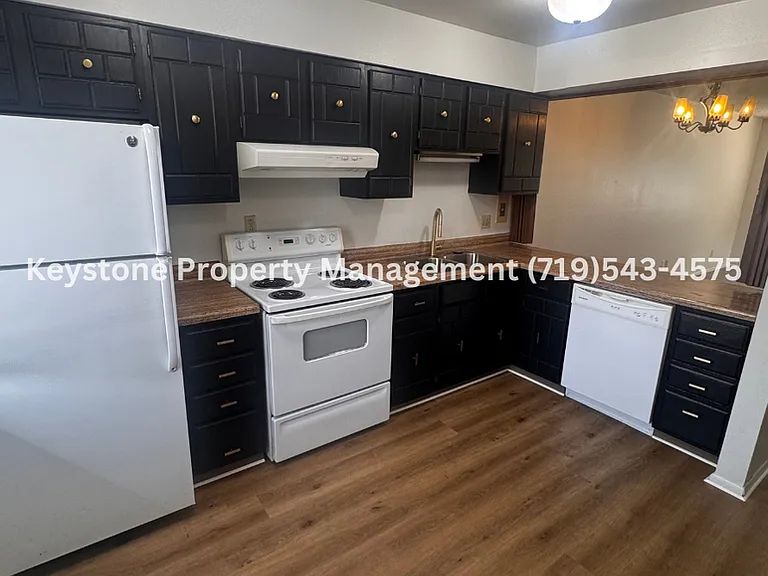 Updated 2 Bedroom Belmont Townhome with Attached Garage & Fenced Yard $1300/$1300 — Photo 10