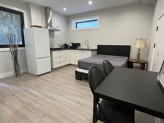 2nd image of 5561 Rugby St