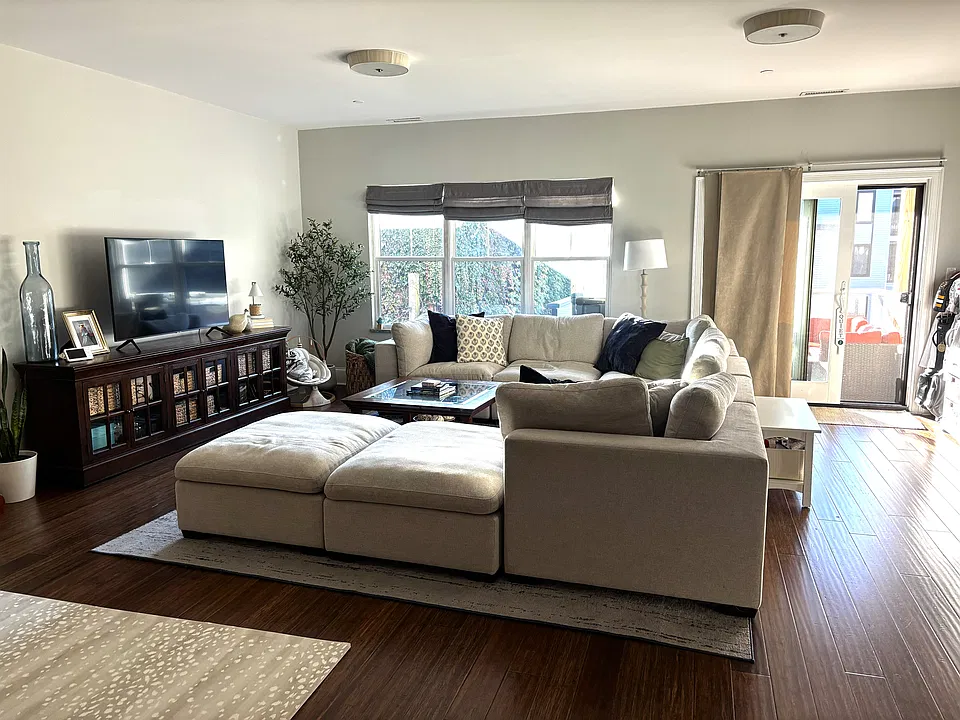 33 H St #302