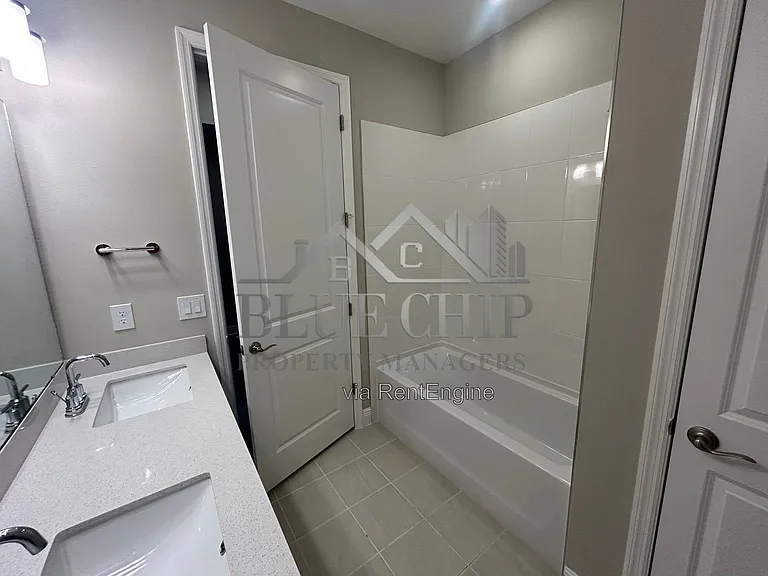 1008 British Cir — Photo 6