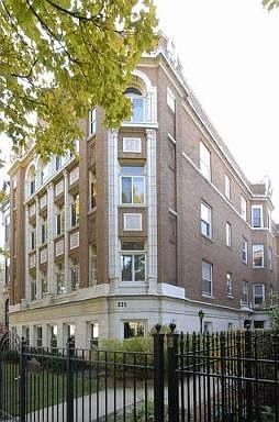 1st image of 823 W Oakdale Ave #6