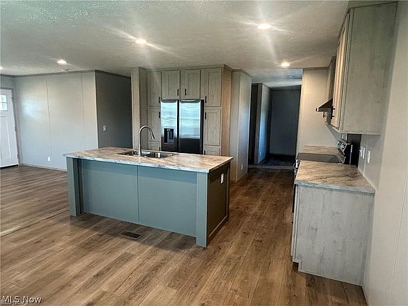 5th image of 252 Front St