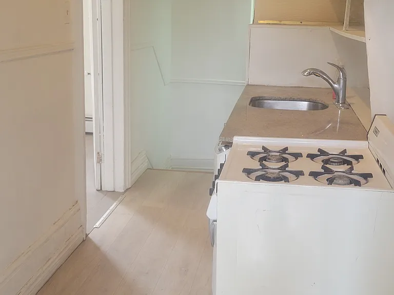kitchen,gas stove, undercounter washer dryer combo unit