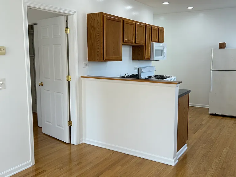 1731 W 17th St #8 — Photo 14