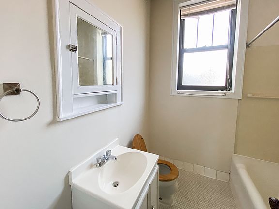 4th image of 4535 1/2 N Leavitt St #G